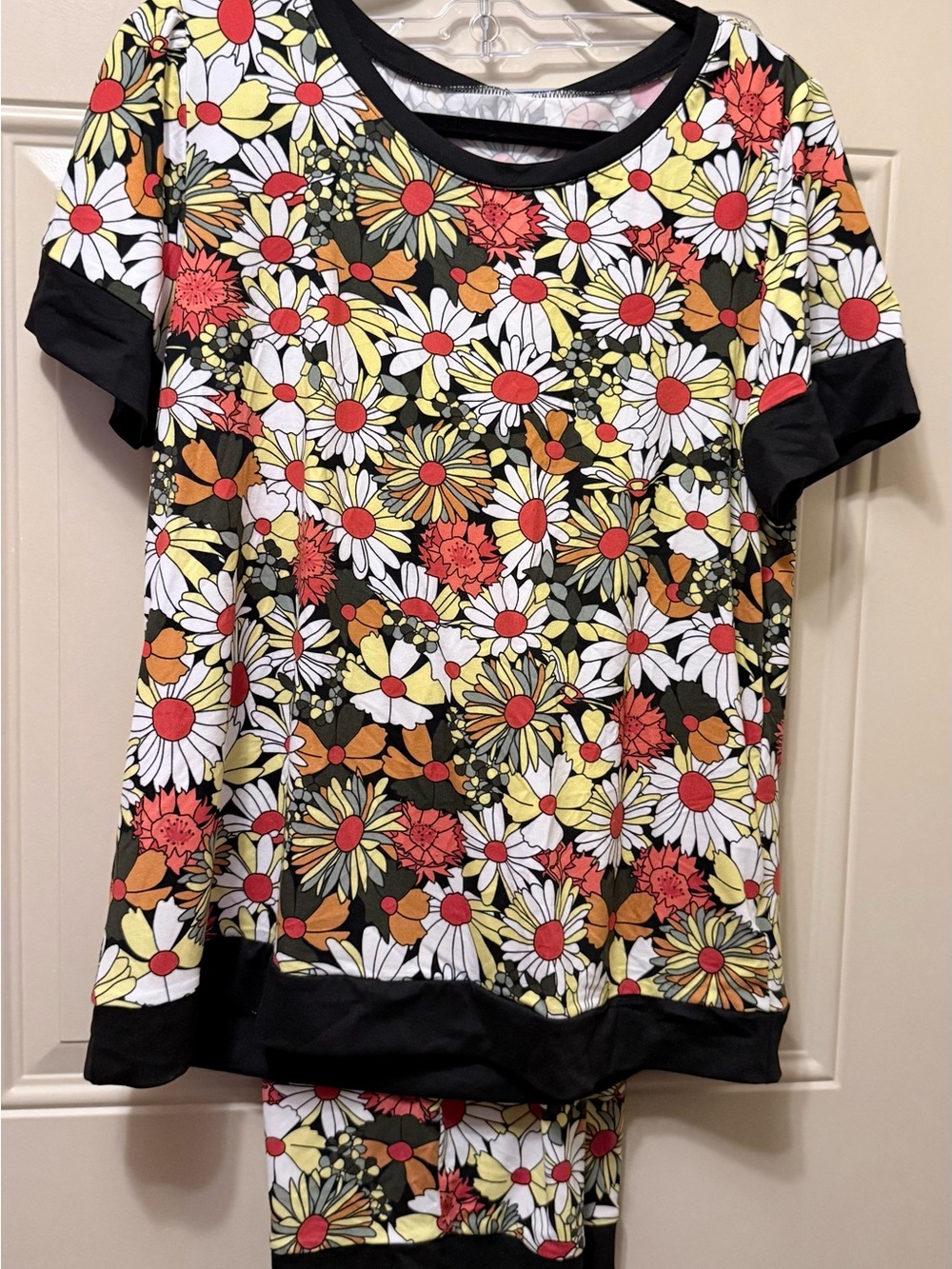 Cueply Short Sleeve Floral Daisy Capri Pajama Set Black, Yellow & White Size L